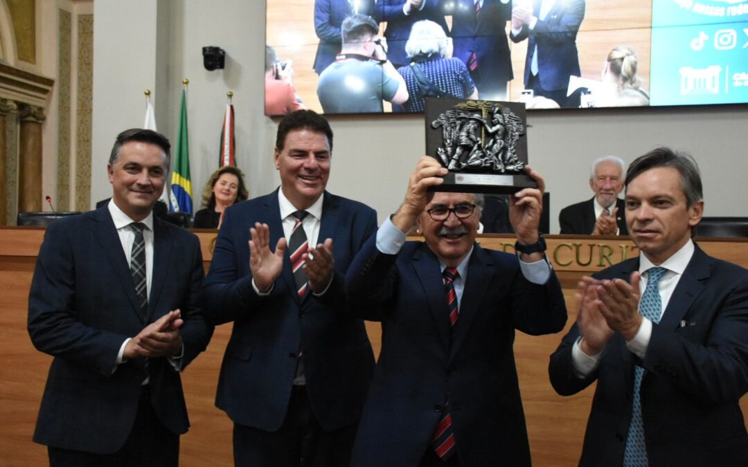 José Lúcio Glomb é homenageado pela Câmara Municipal de Curitiba como o título de cidadão honorário